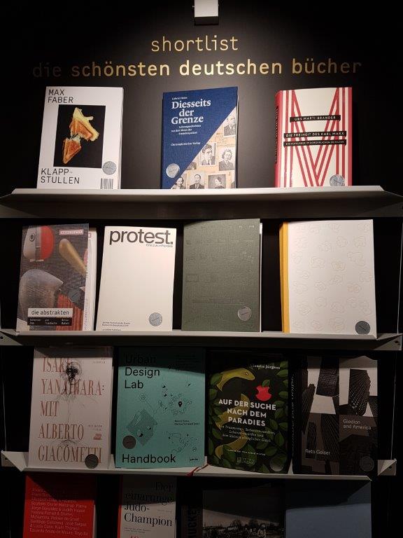 Foto der Nominierten B&uuml;cher auf der Frankfurter Buchmesse